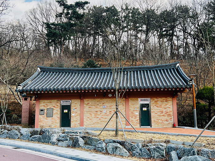 화원동산 야외화장실 사진1