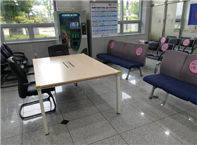 휴게실 내 테이블 사진