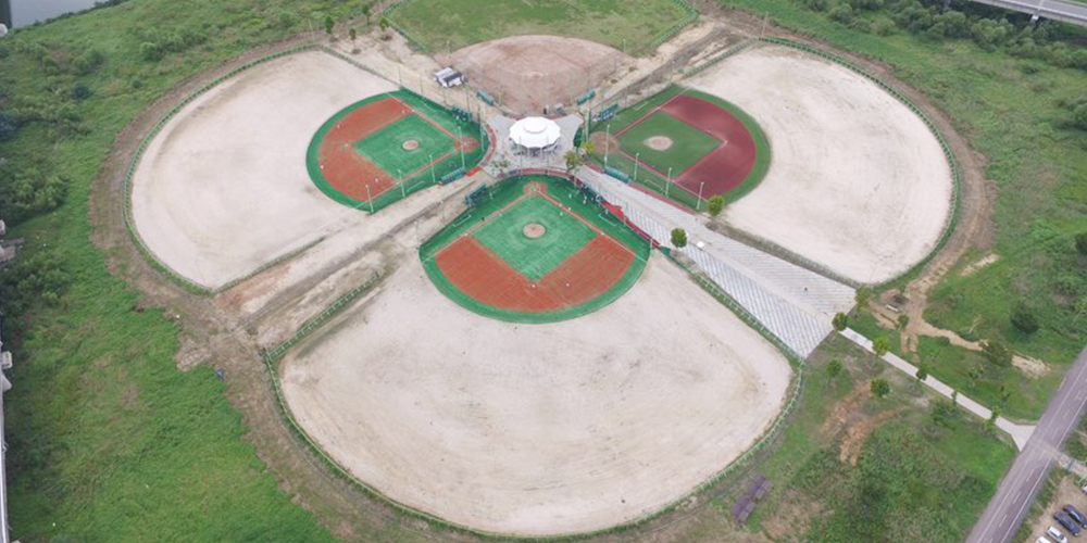 강변야구장에서 야구하는 사진